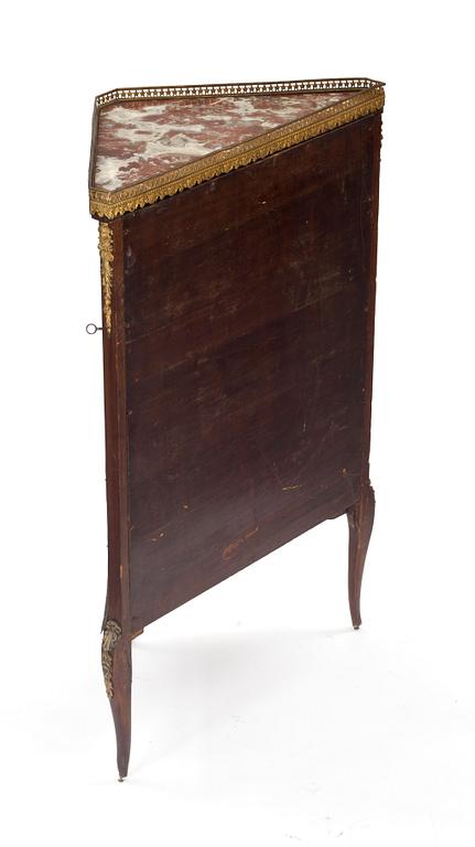 VITRINSKÅP, Louis XVI-stil. 1900-talets första hälft.