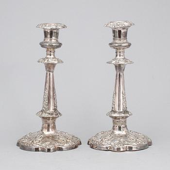 LJUSSTAKAR, ett par, nysilver, nyrokoko, 1800-talets mitt.