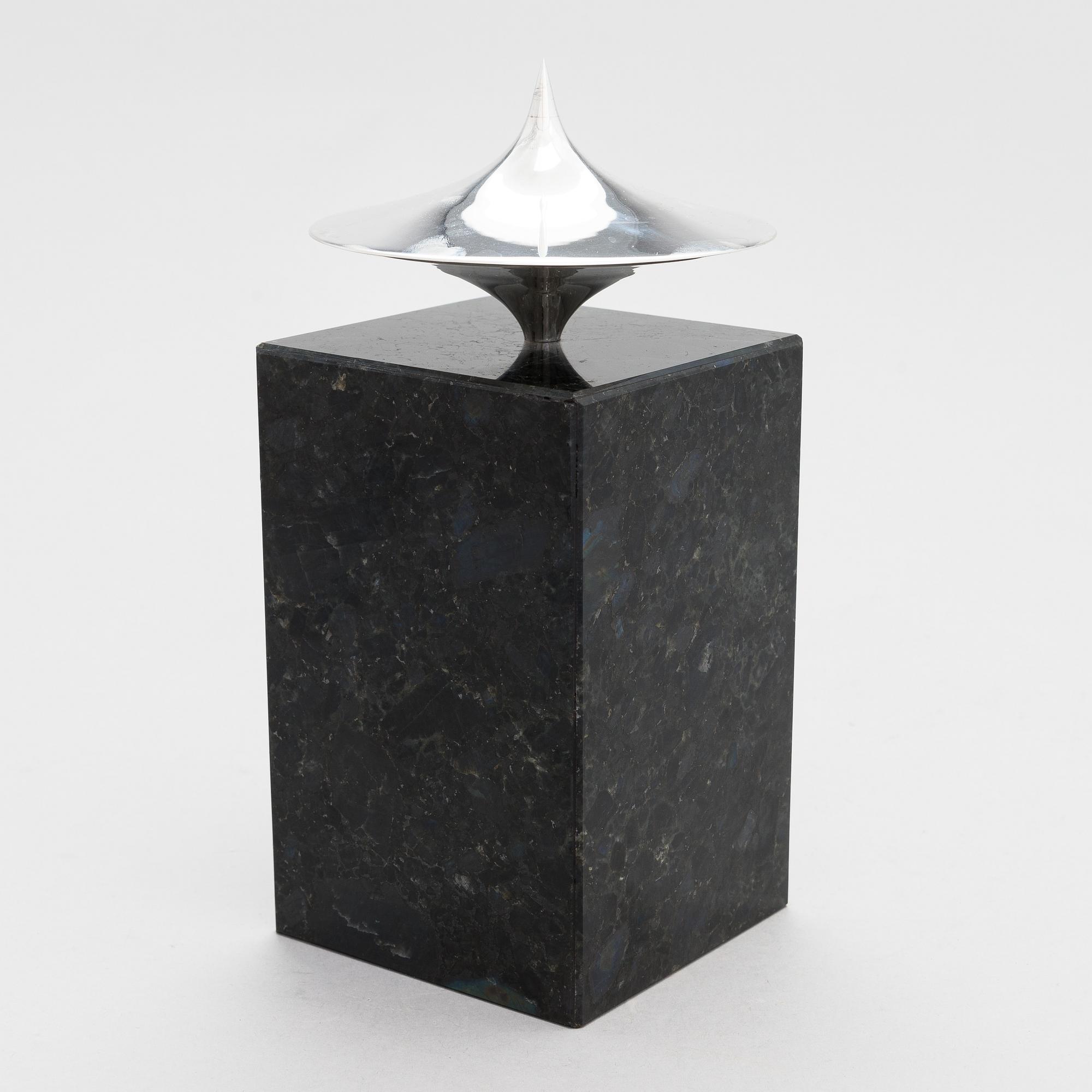 Pekka Piekäinen, veistos, anortosiitti ja hopea, leimattu 1999 Platinoro, Turku.