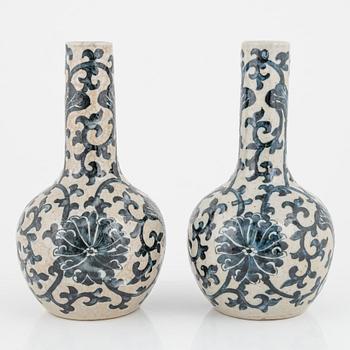 Vaser, ett par, porslin. Qingdynastin, omkring 1900.