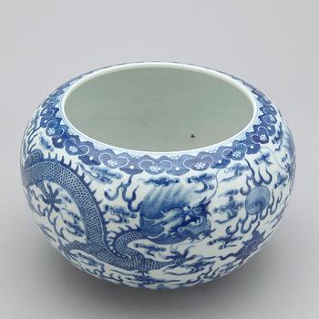 KRUKA, porslin, Kangxistil, Kina troligen 1800/1900-tal.