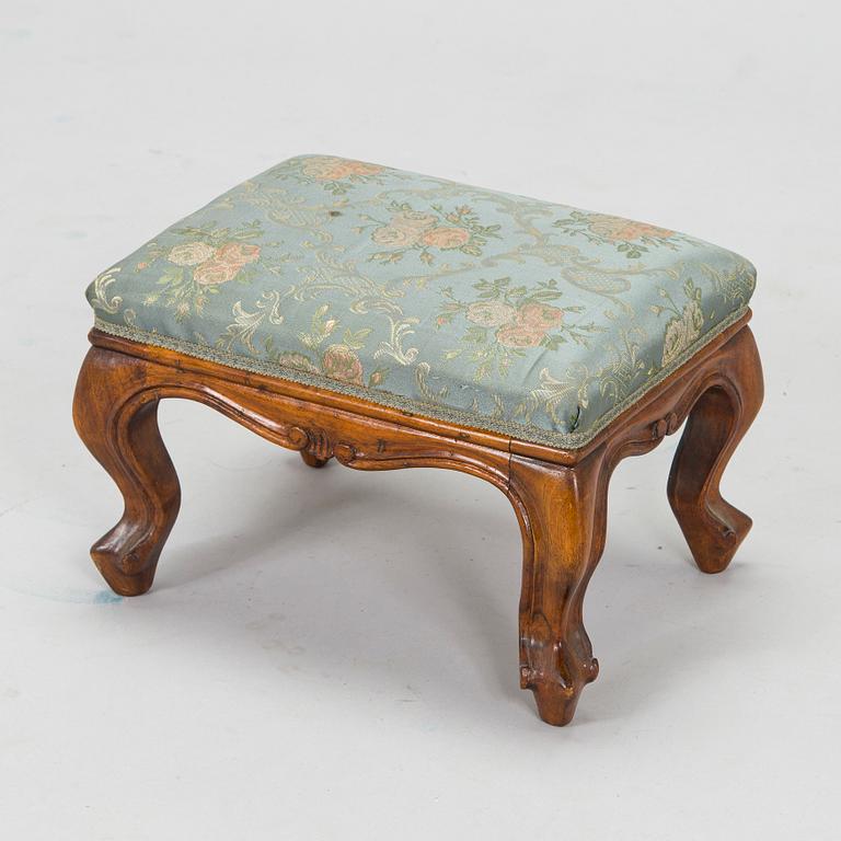 Fåtöljer, ett par och fotpall, 1900-talets mitt.