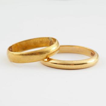 RINGAR, 2 st, guld 23 k respektive guld 20 k. 1900-talets första hälft. Vikt ca 9 g.