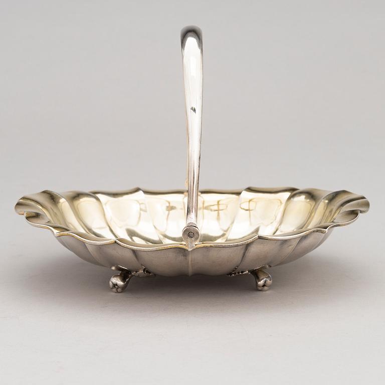 A parcel-gilt breadbasket, mark of Hlebnikov (Хлебников), Moscow 1873.