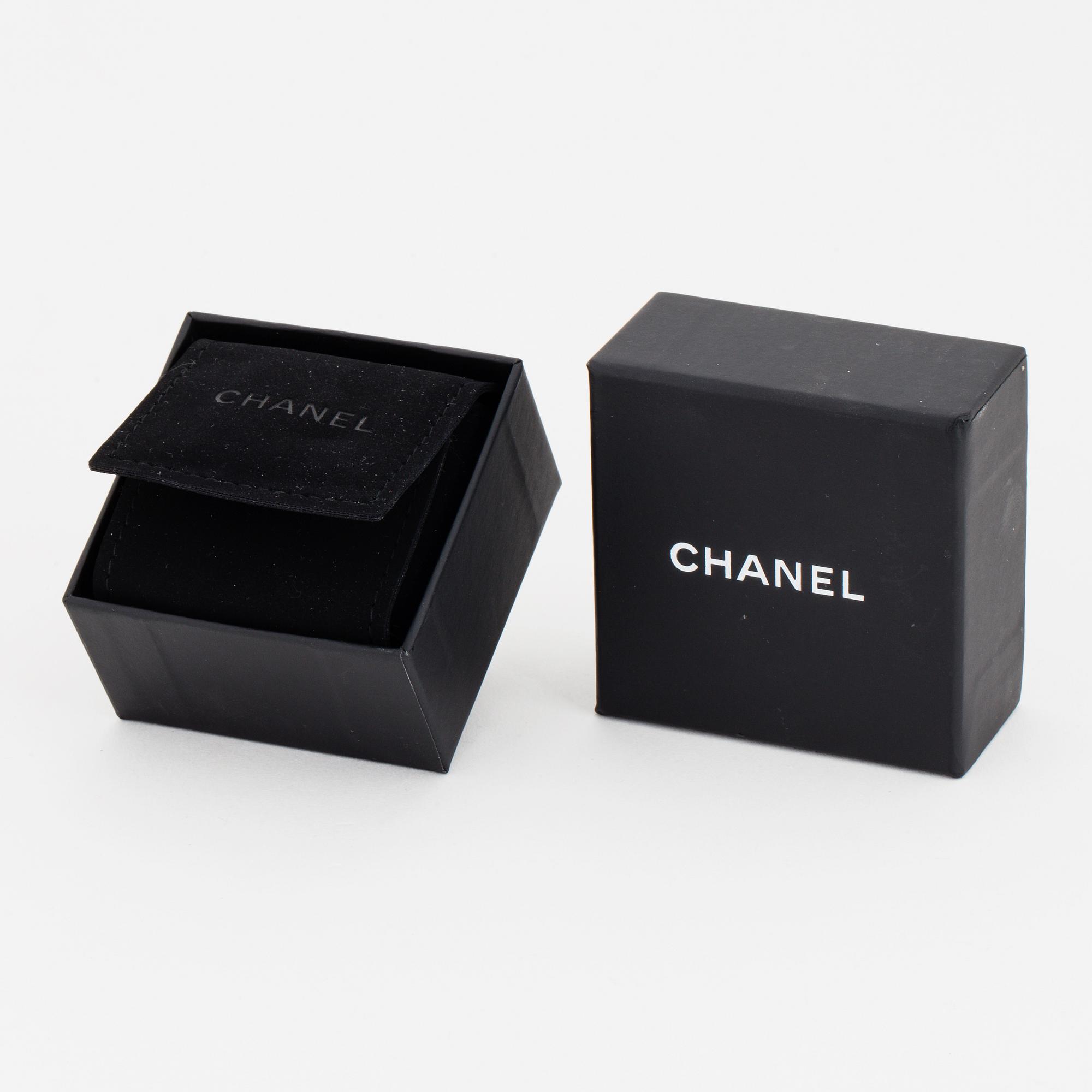 CHANEL, örhängen, logo i vitmetall.