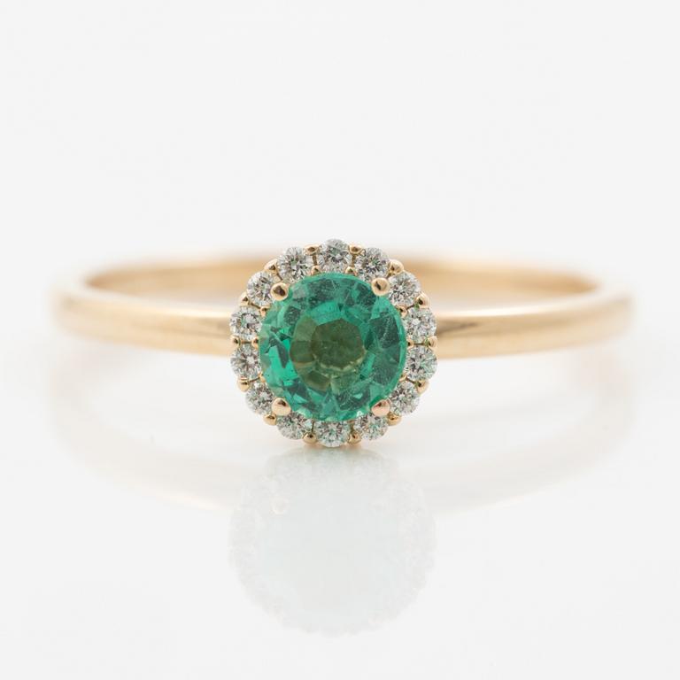 Ring in 14K gold with an emerald and small brilliant-cut diamonds.