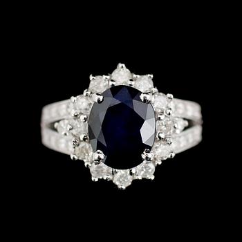 RING, 10 k vitguld, blå safir 3,15 ct, briljantslipade diamanter tot ca 0,70 ct.