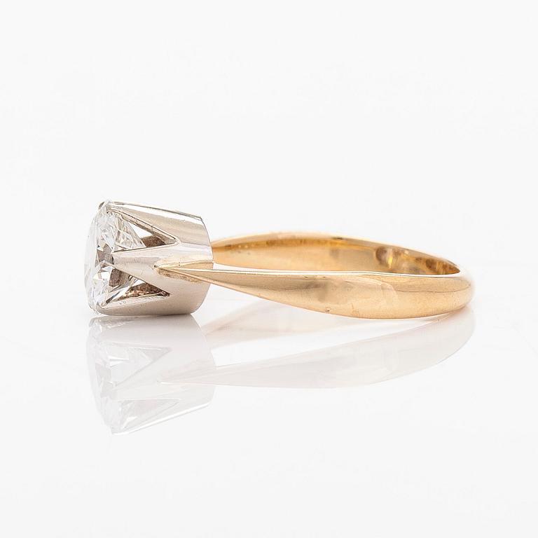 Ring, 18K guld, med briljantslipad diamant ca 1.75 ct, Westerback, Helsingfors 1930.