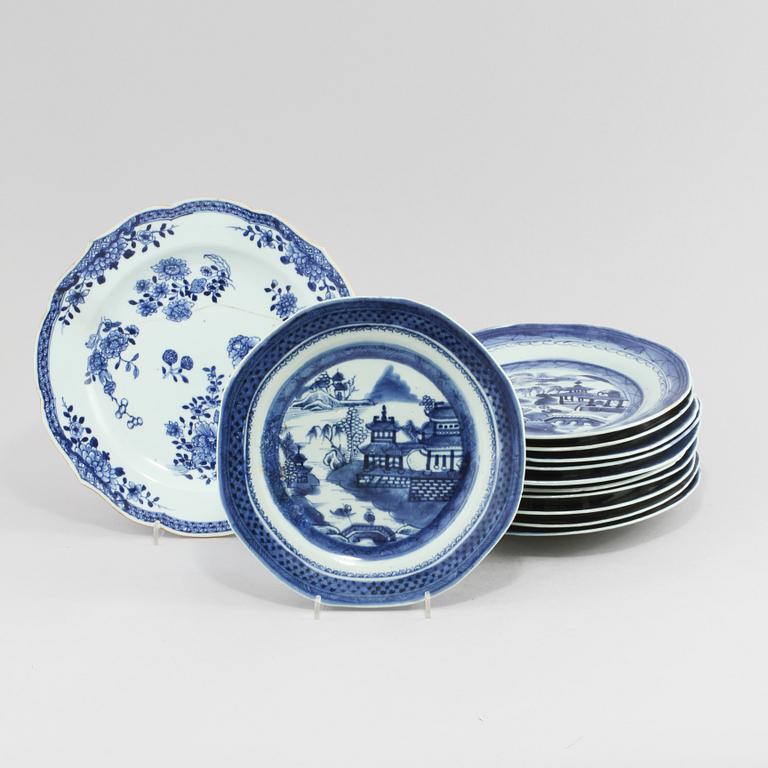 TALLRIKAR, 12 st, porslin, Kina, 1700- samt 1800-tal.