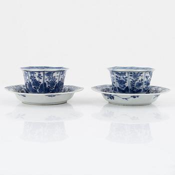 A pair of Chinese blue and white porcelain cups with saucers, Qing dynasty, Kangxi (1662-1723).