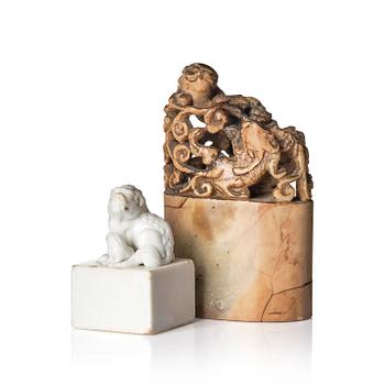 1087. Two seal stamps, soapstone and blanc de chine. Qing dynasty 18th/19th century.