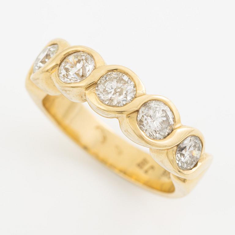 Ring, 14K gold with five brilliant-cut diamonds.