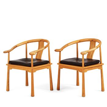 384. Richard Nissen, a pair of beech "Yin" easy chairs, edition Richard Nissen, Denmark 1980's.