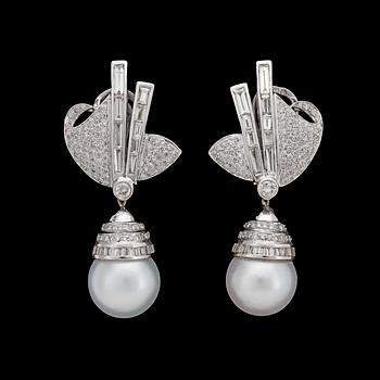 977. A pair of cultured South sea pearl and diamond earrings, tot. 5.65 cts.