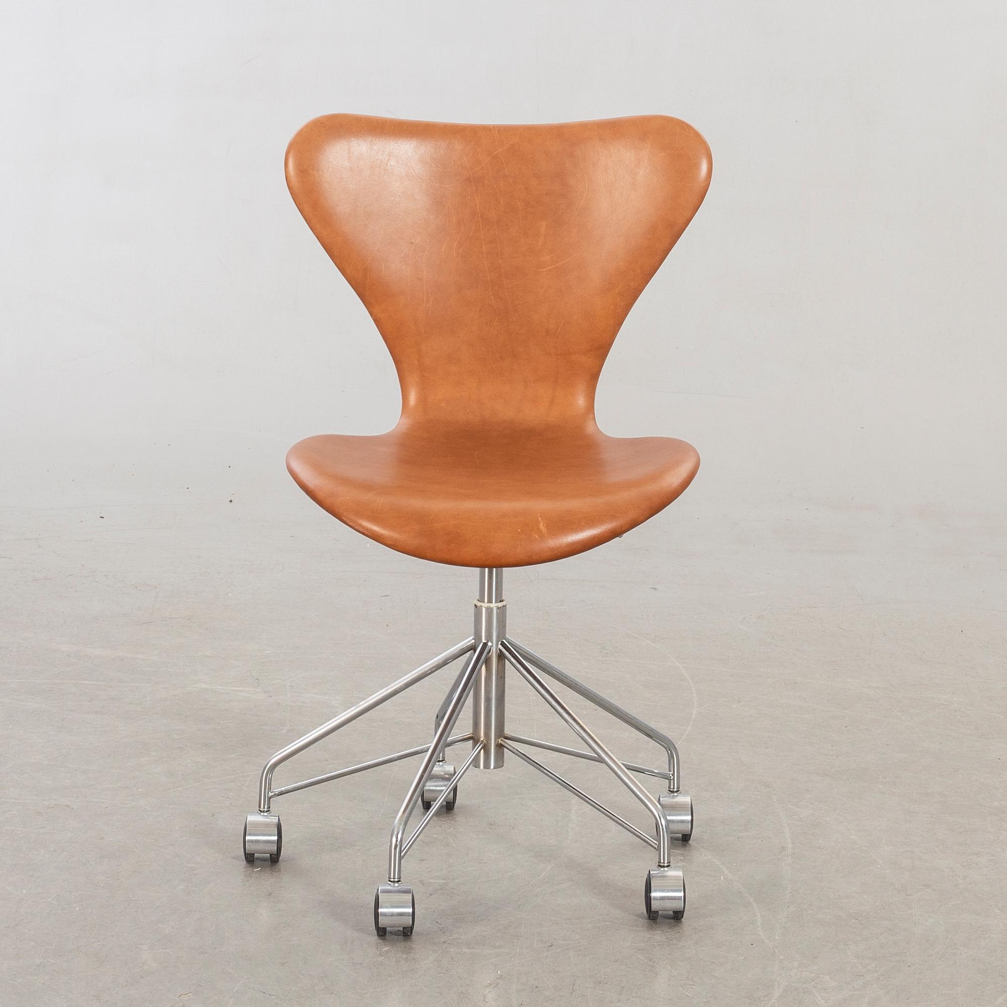 Arne Jacobsen, a "Sjuan" office chair.