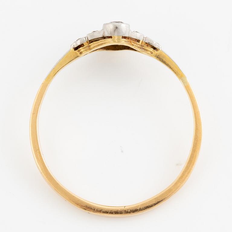 Ring, guld med gammalslipade diamanter och rosenslipade diamanter, troligen omkring sekelskiftet 1900.