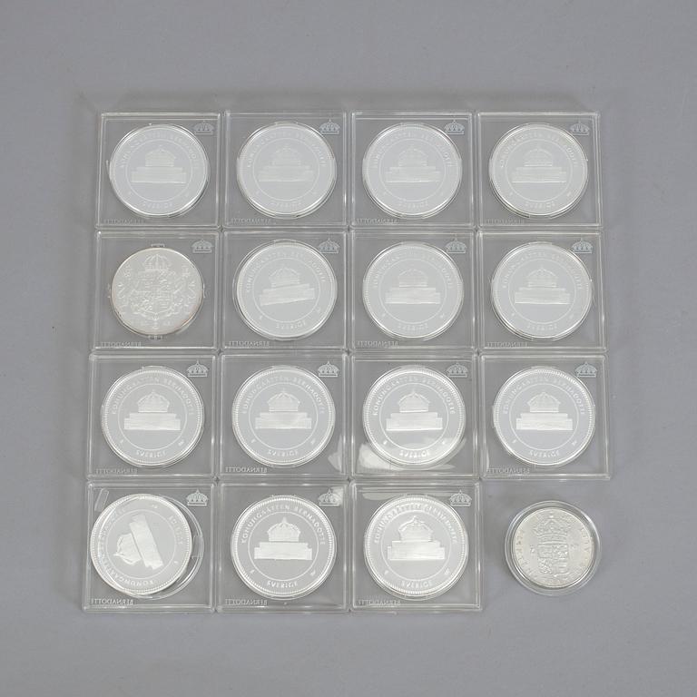 MYNT, silver, 15 st samt ett medföljande, minnespräglingar över ätten Bernadotte. Vikt 384 g.