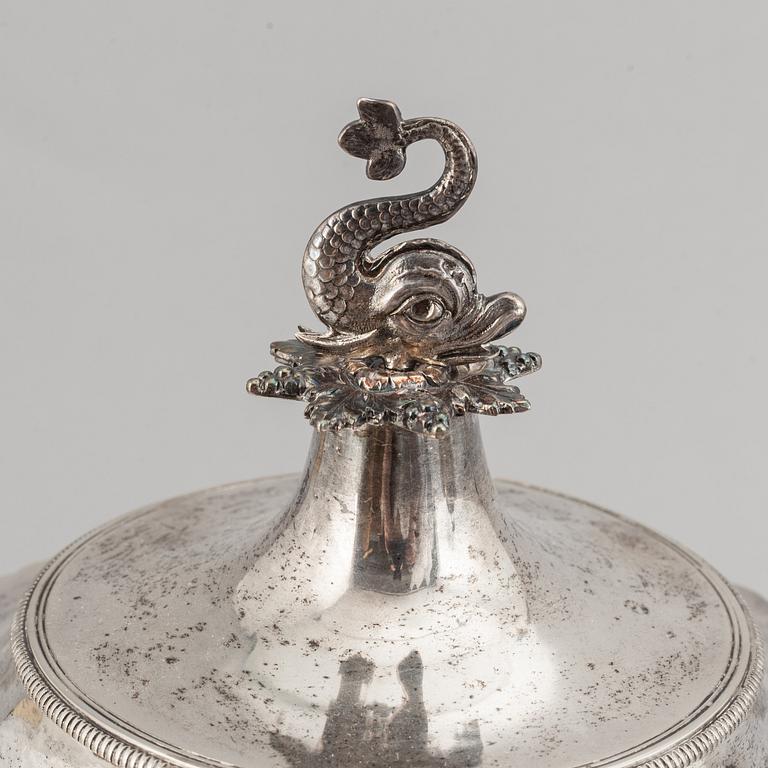 Adolf Zethelius, sockerskålar, 2 st snarlika, silver, Stockholm 1812 + 1819.