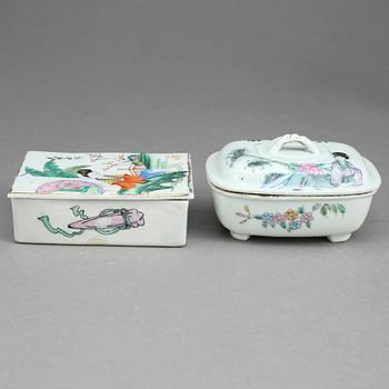 ASKAR MED LOCK, 2 st. Porslin, Kina. Republik.