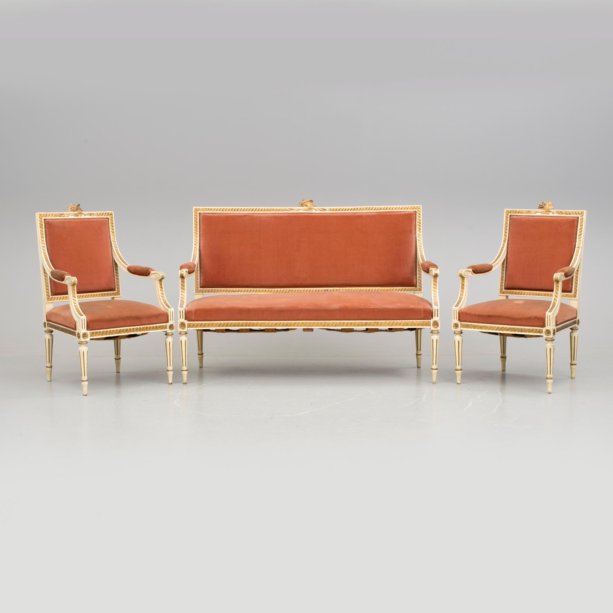 SALONGSGRUPP, tre delar. Gustaviansk stil, omkring sekelskifte 1900.
