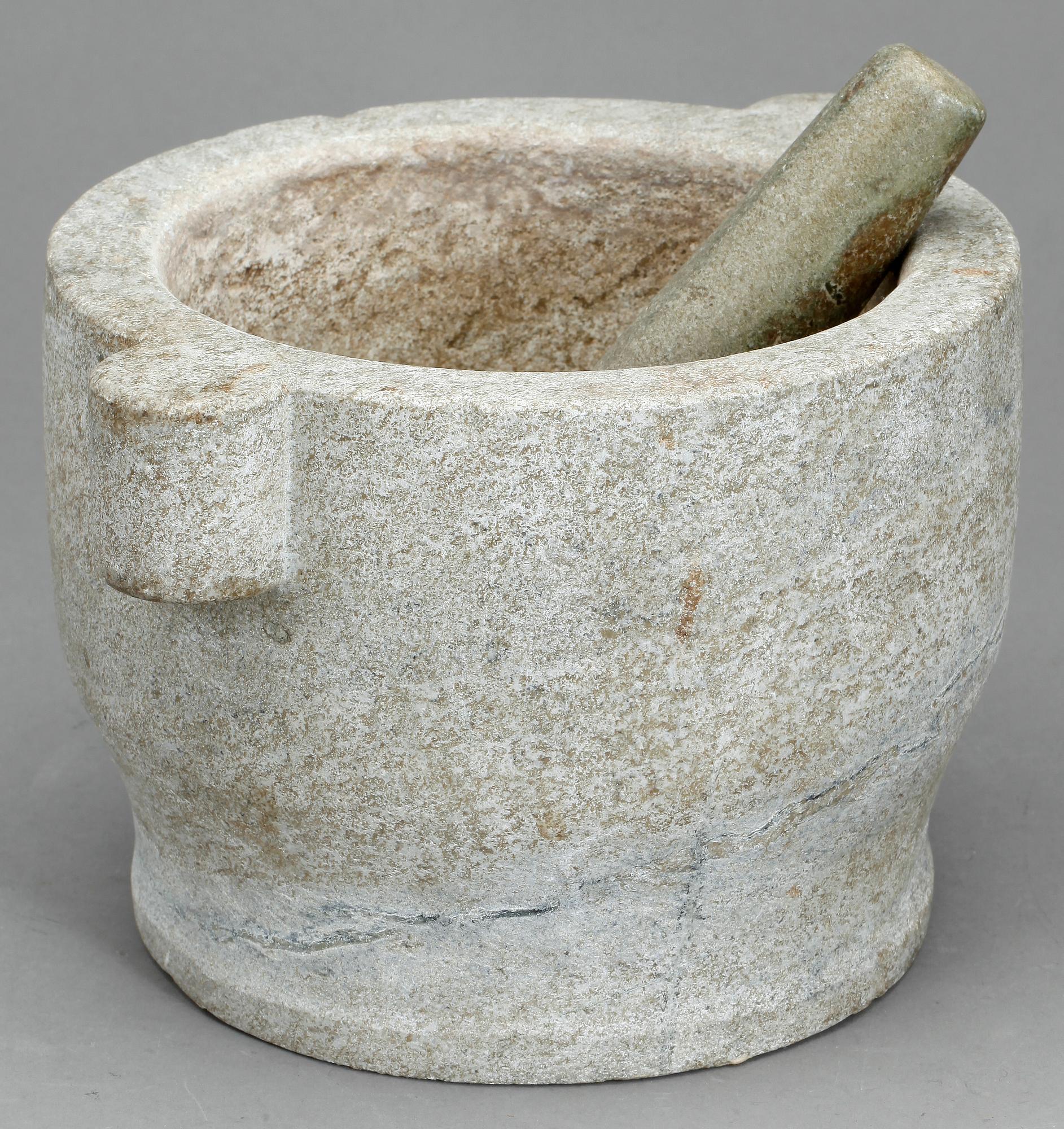 MORTEL, sten, 1900-talets första hälft.