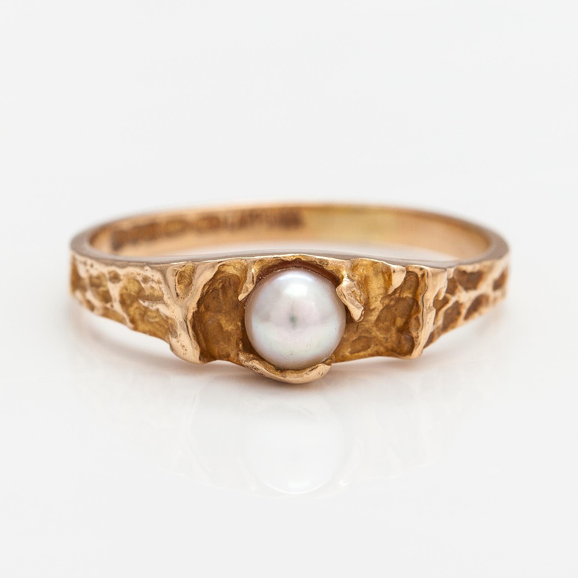 A 14K gold ring "Small word" with a cultured pearl. Lapponia 1978.