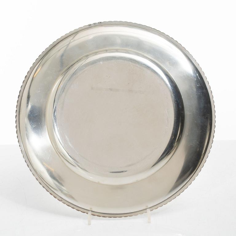 12 plates and 12 side plates, silver, marks of GAB and Edlund's silverware factory, Stockholm 1946 and 1974.