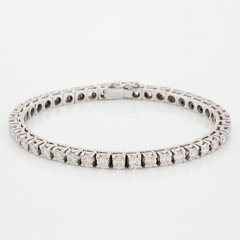 A tennis bracelet in 18K gold set with round brilliant-cut diamonds.