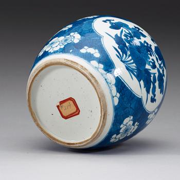 A blue and white jar, Qing dynasty, Kangxi (1662-1722).