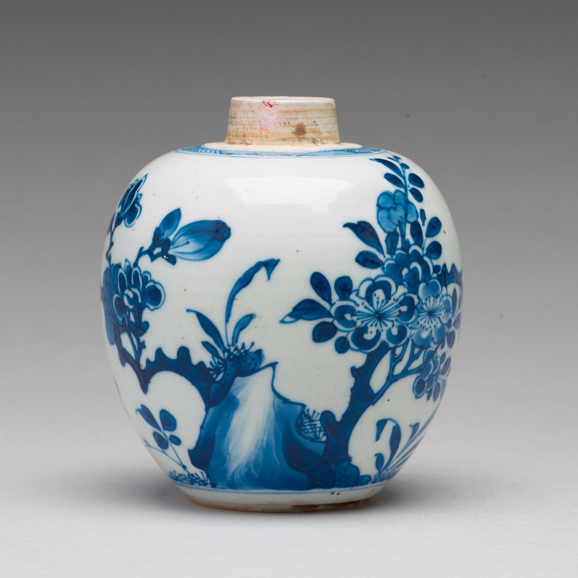 A blue and white tea caddy, Qing dynasty, Kangxi (1662-1722).