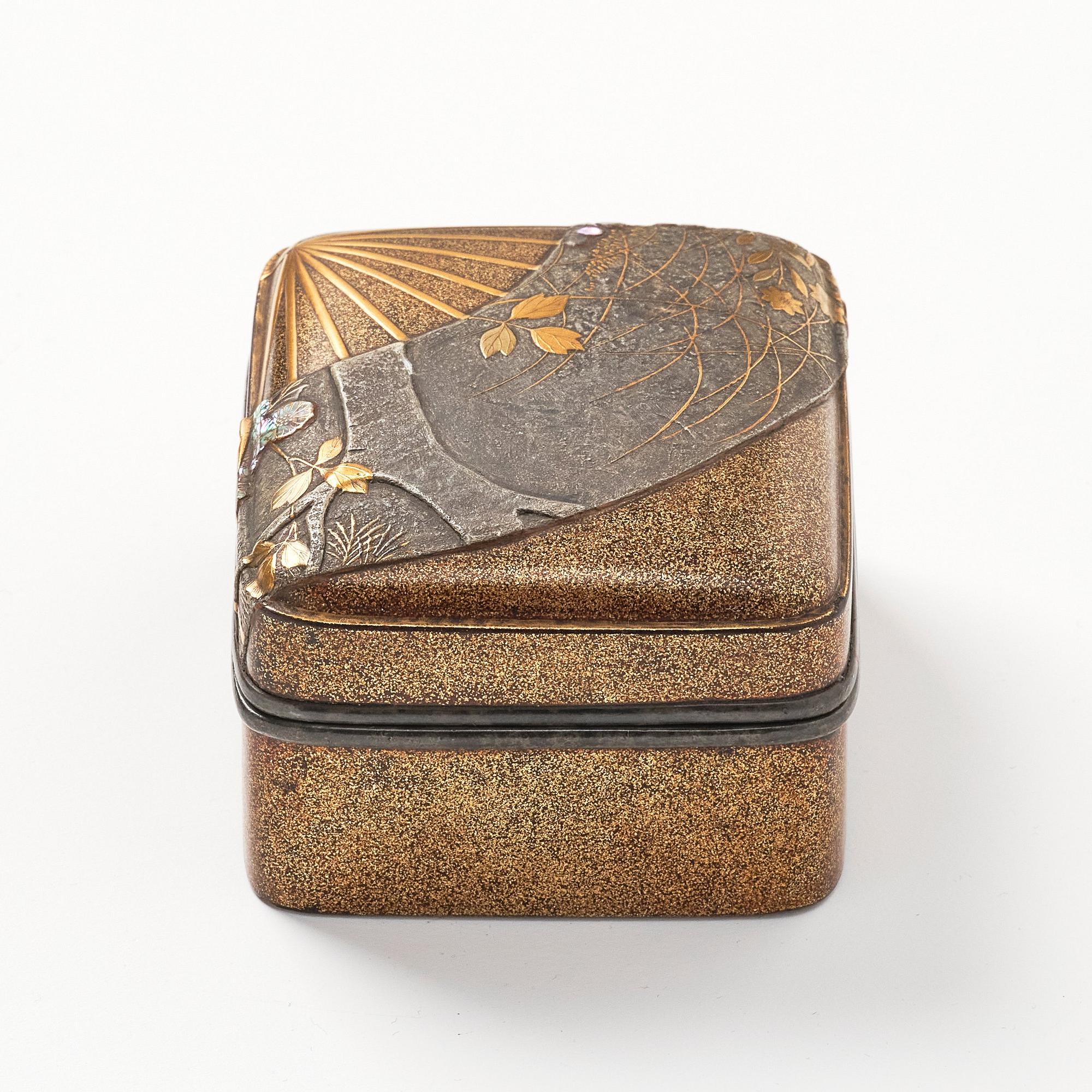 Ask med lock, lack, s.k. Kobako. Japan, Edoperioden (1666-1868).