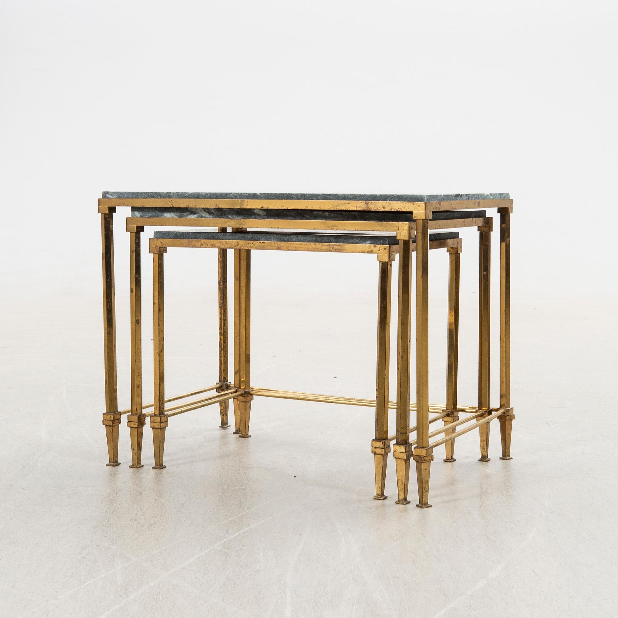 Tea table, 3 dlr, mid-20th century.