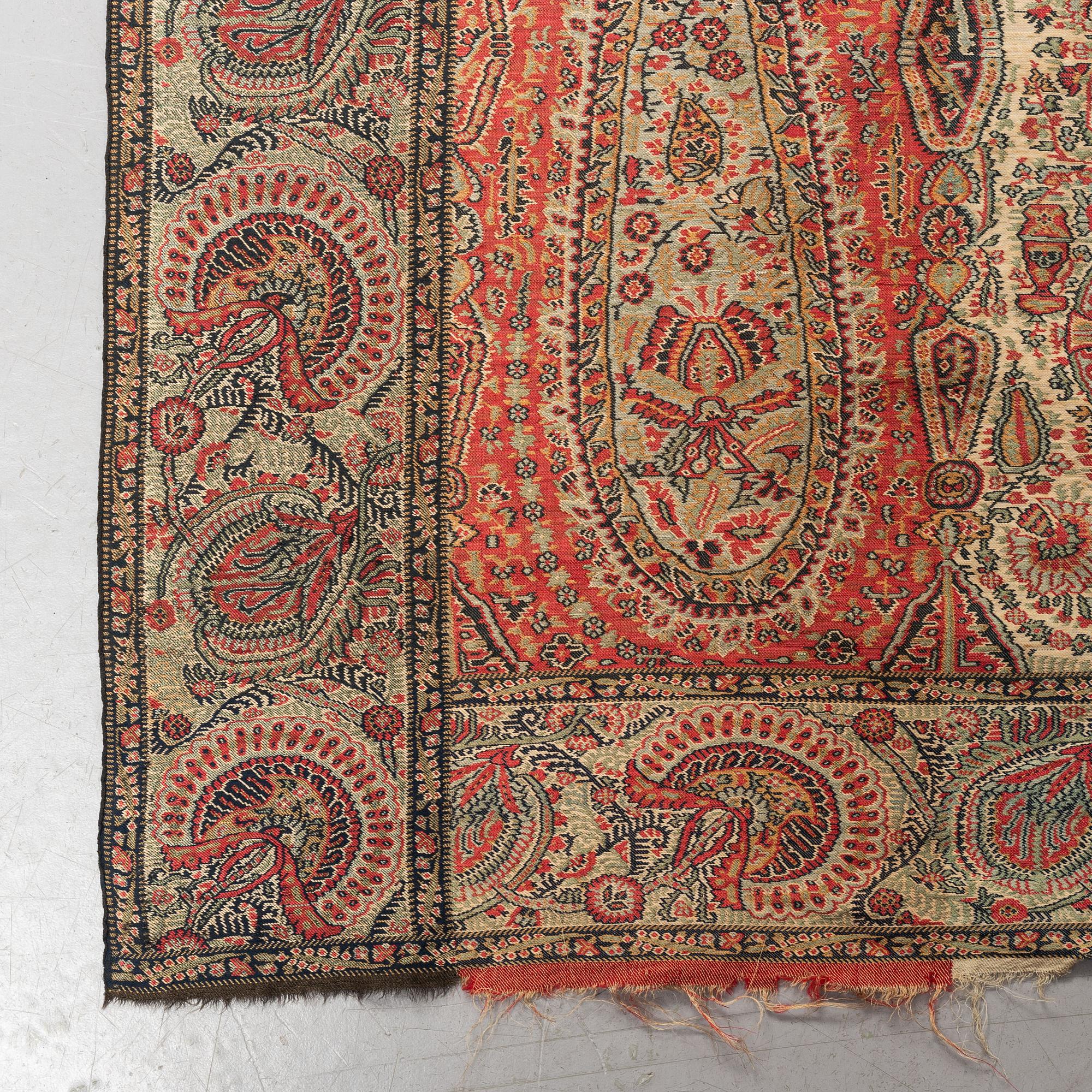 A shawl with paisley patterns, wool, ca 296 x 140,5 cm, 19th century.
