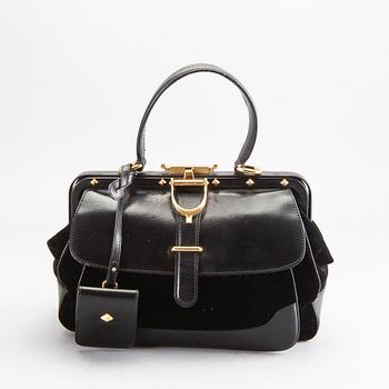 GUCCI, väska, "Black diamante velvet and leather stirrup Top- handle bag".