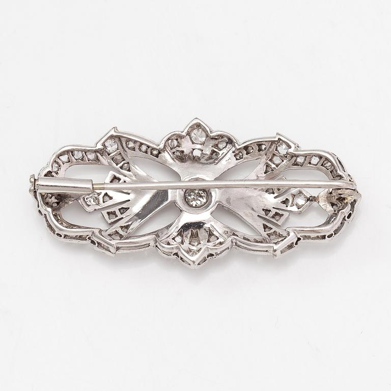 Brosch, palladium, gammal- och briljantslipade diamanter ca 0.35 ct, och rosenslipade diamanter.