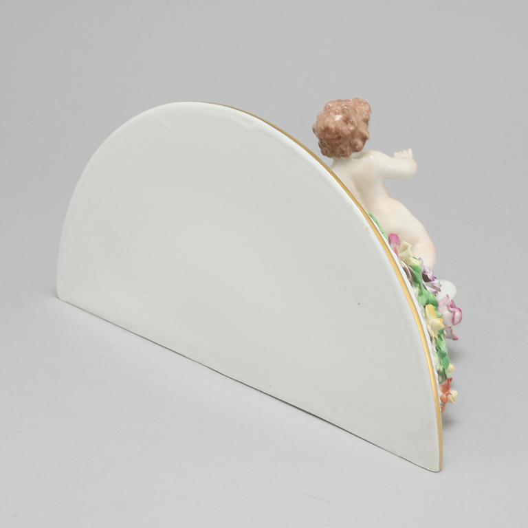 A porcealin shelf, probably from Dresden, first half of the 20th century.