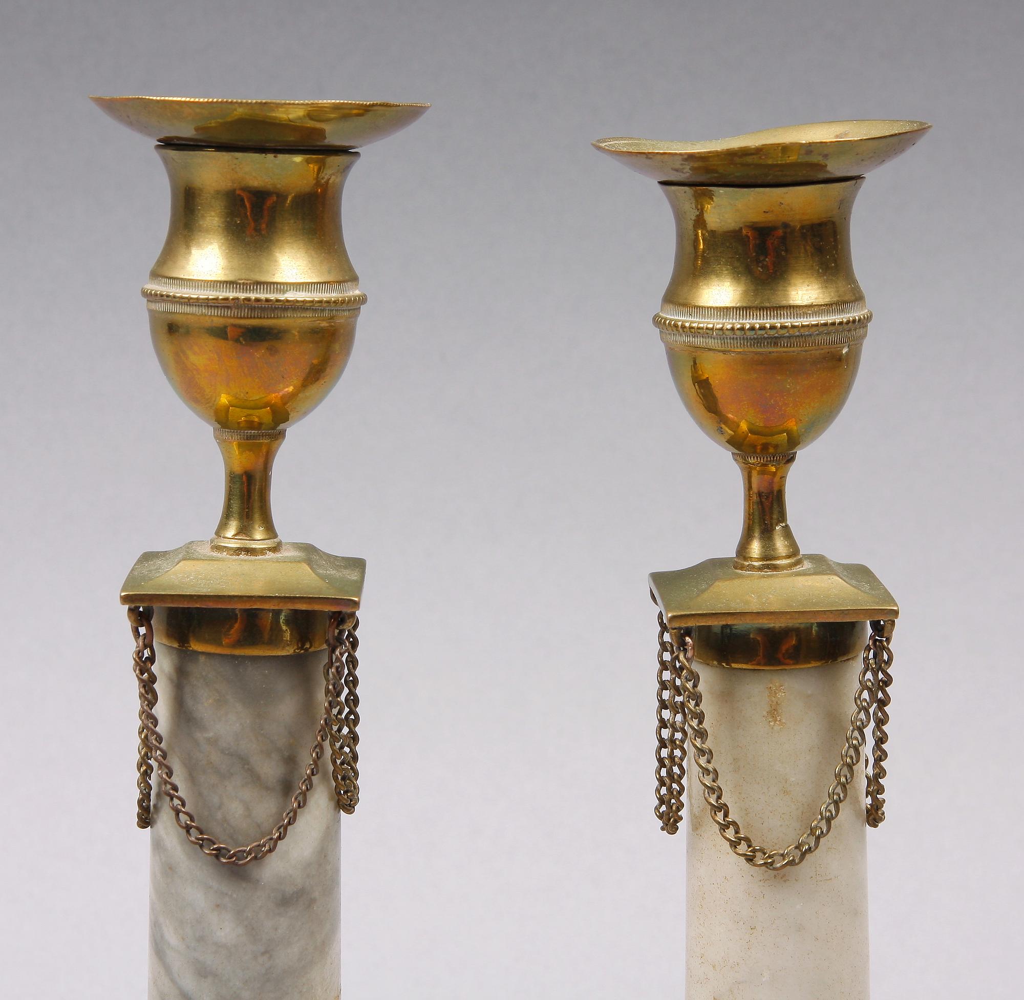 LJUSSTAKAR, ett par, marmor, mässing, sengustavianska, omkring 1800.