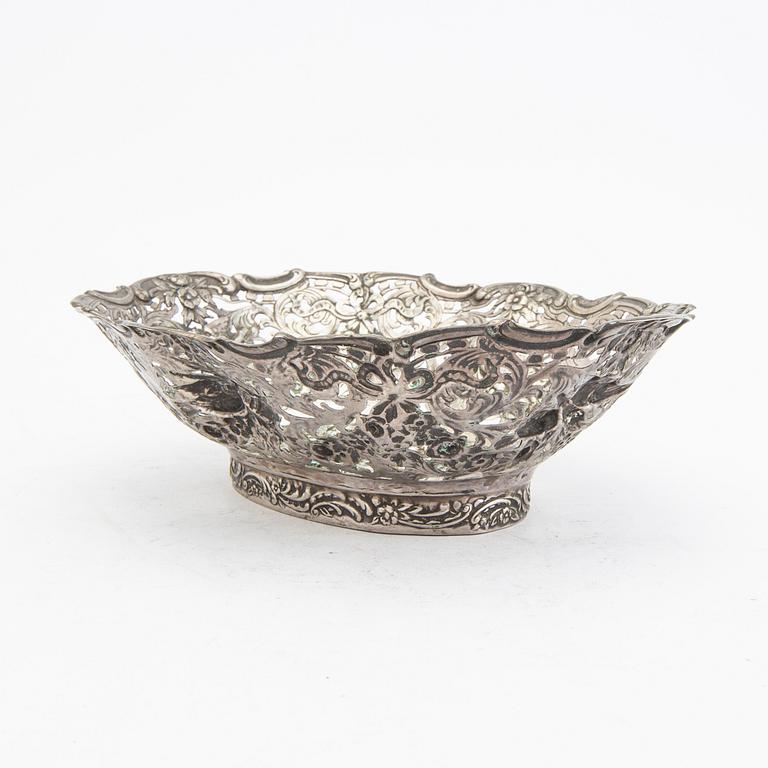 A 20th century Rococo style silver bowl, weight 232 grams.