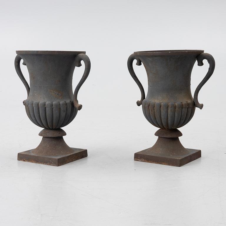 Trädgårdsurnor, ett par, sent 1900-tal.