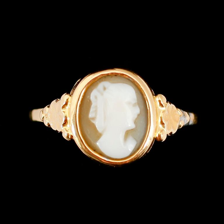 RINGAR, 3 st, 18 k guld. Total vikt ca 7 gram.