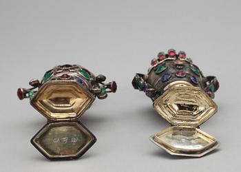 LUKTDOSOR, 2st, snarlika, silver med färgade glasstenar, Tyskland/Danmark, bär datering 1856. Vikt ca204g.