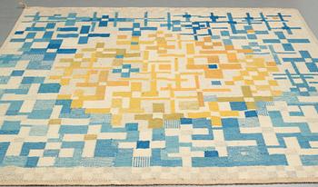 A CARPET, flat weave, ca 219 x 189 cm, signed KLH VN (Kristianstad läns hemslöjd, Veronica Nygren).