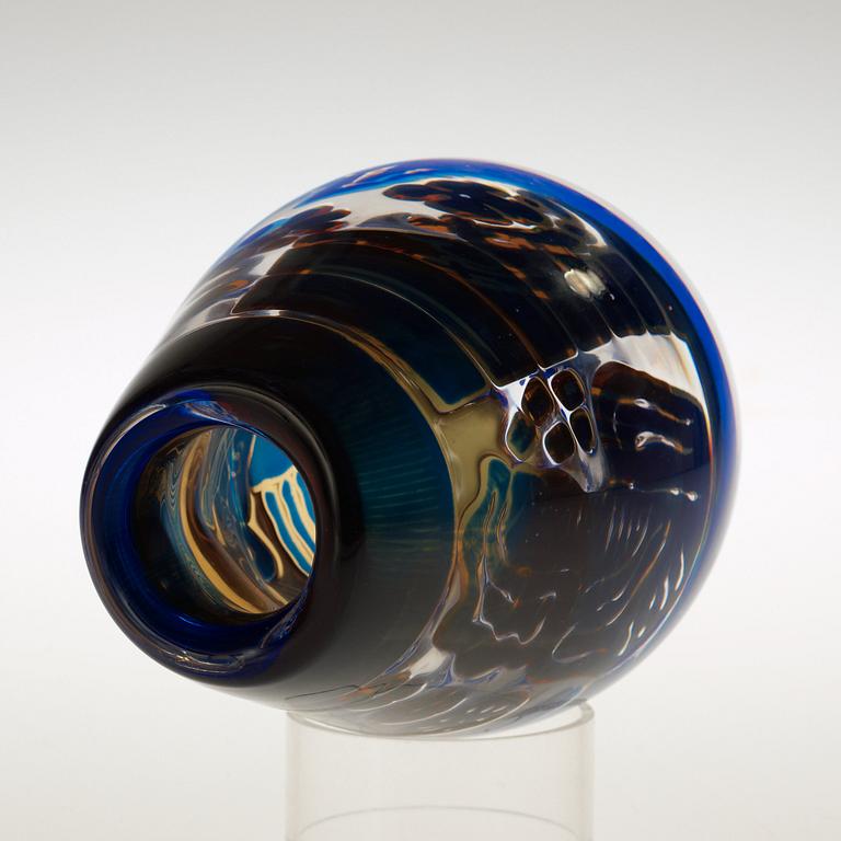 An Edvin Öhrström 'ariel' glass vase, Orrefors 1969.