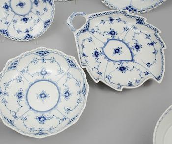 SERVISDELAR, 26 delar, porslin, "Musselmalet", Royal Copenhagen, 1900-talets andra hälft.