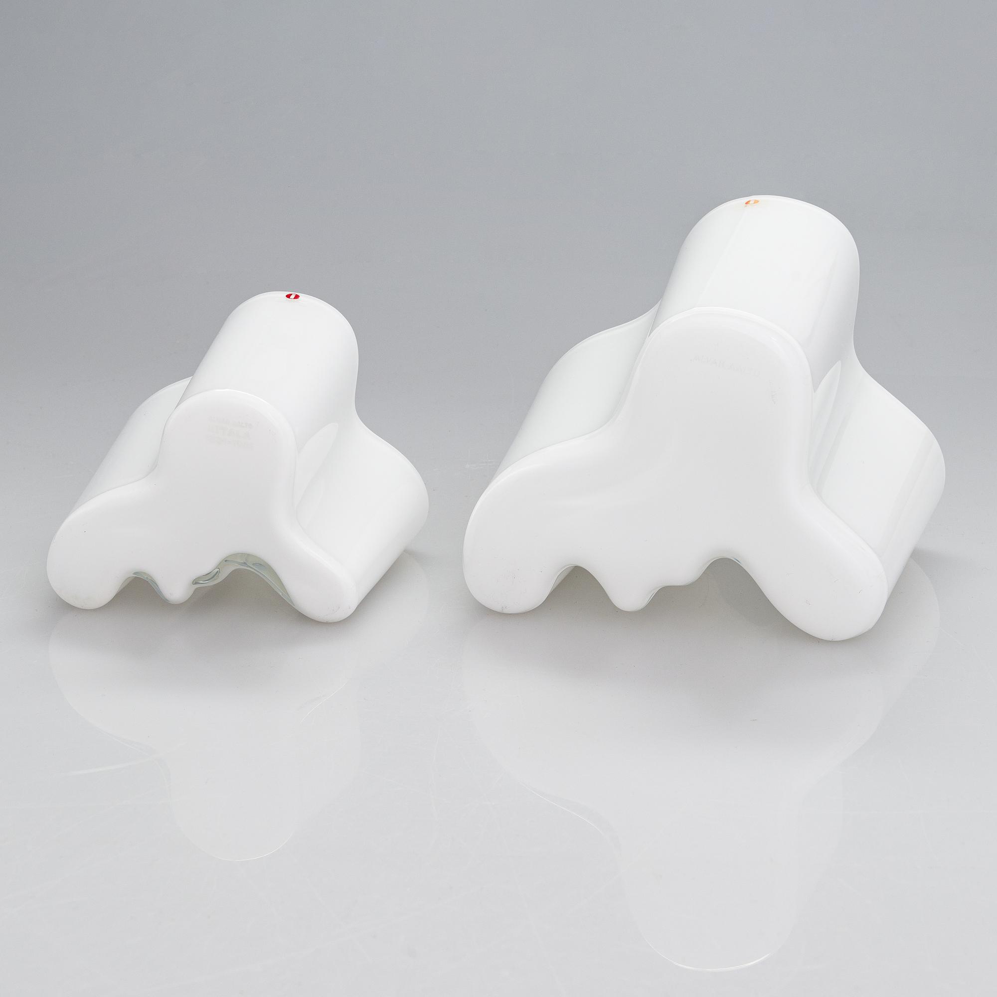 Alvar Aalto, vaser, 2 st, den mindre Iittalas 100-års jubileumsvas märkt Alvar Aalto Iittala 1881-1981.