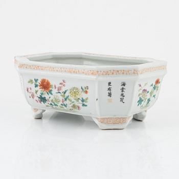 An enamelled Chinese jarndiniere / flowerpot, late Qing dynasty, 19th century.
