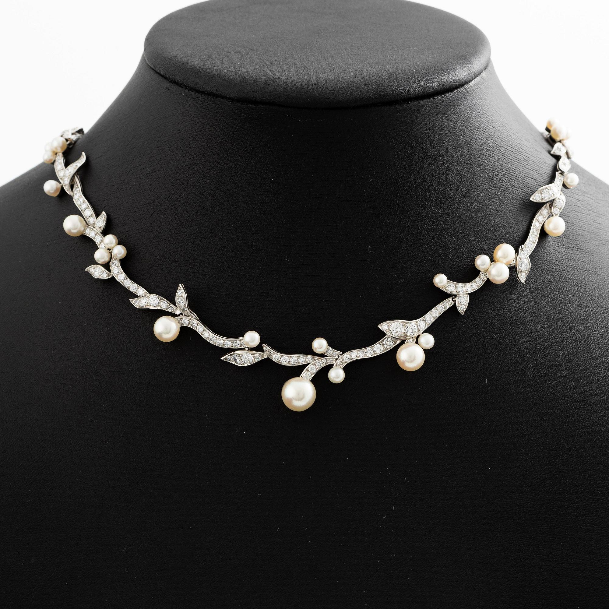 W.A. Bolin collier platina med odlade pärlor och runda briljantslipade  diamanter.