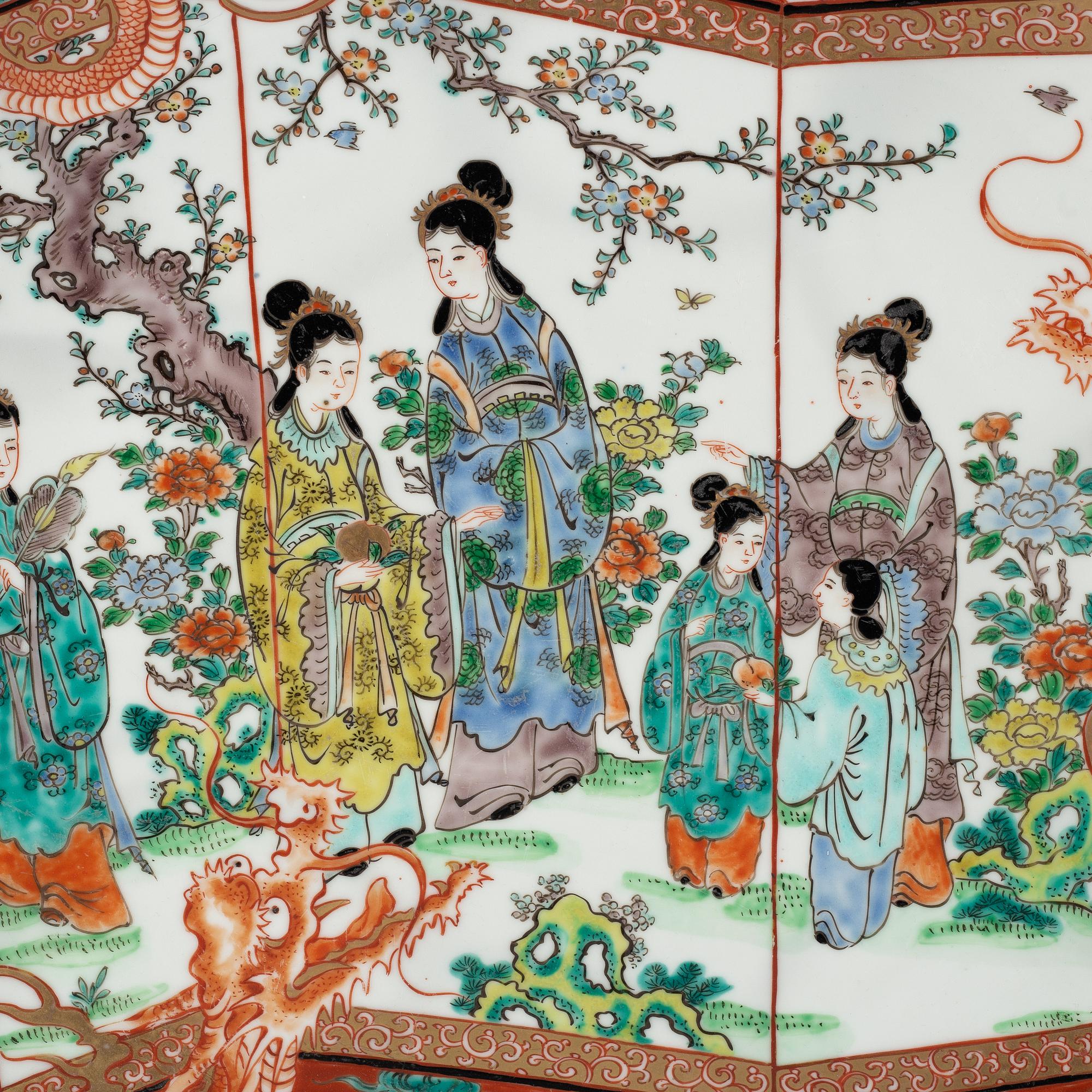 A Japanese imari serving dish, 20th century.
