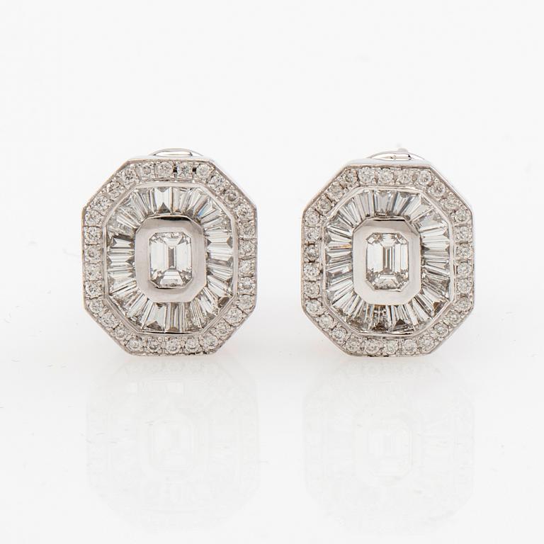 Earrings, a pair of 18K white gold with diamonds approximately 1.31 ct.