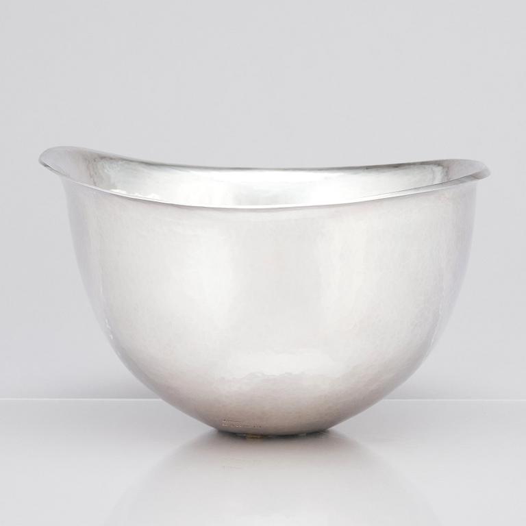 Lars Håkansson, a sterling bowl, Konstindustriskolan, Göteborg 1978.